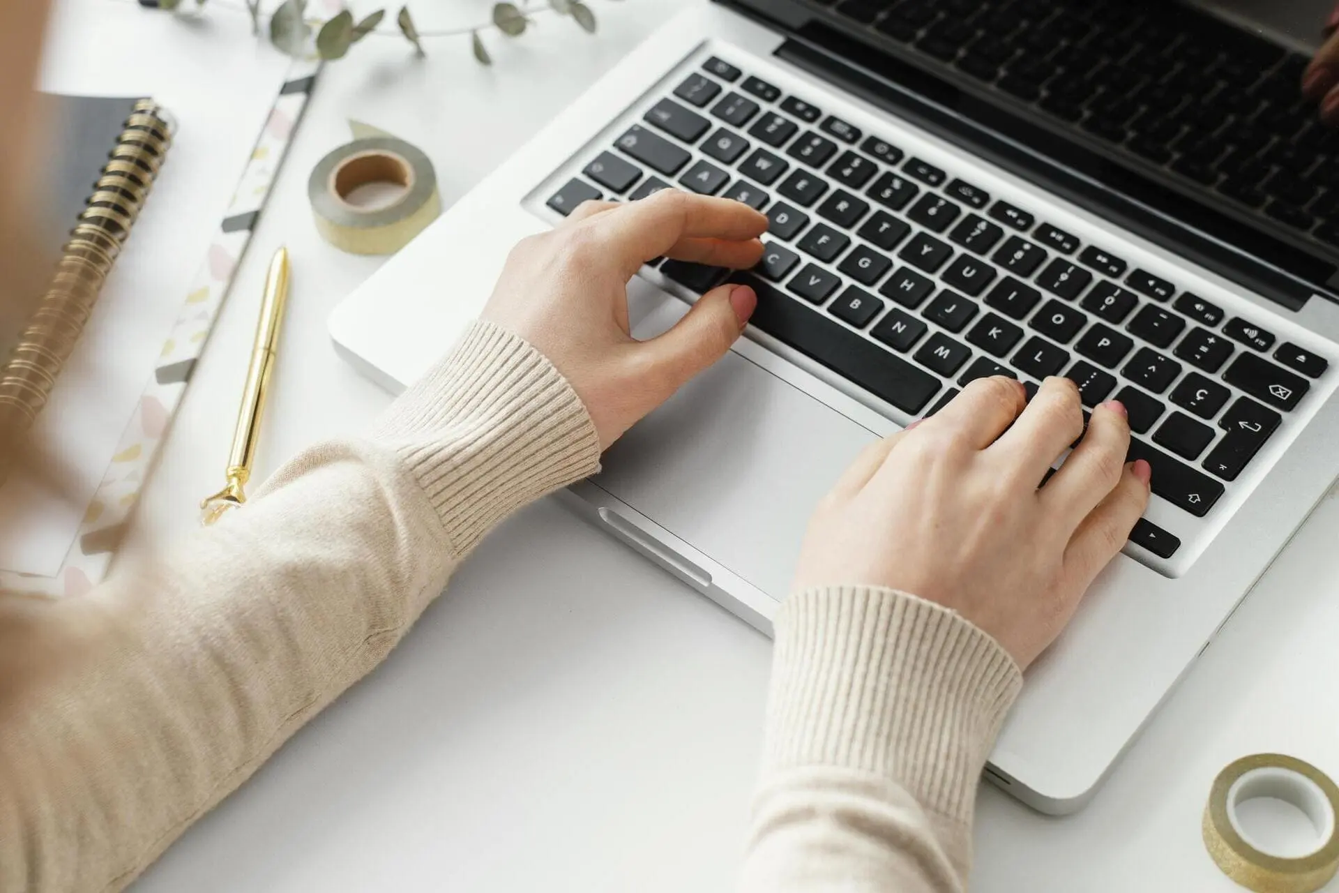 gros-plan-mains-clavier Gros plan de la main d'une femme utilisant le clavier d'un ordinateur portable, symbolisant l'expertise RGAA et la conformité accessibilité de l'agence web à Avignon.